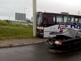 На ул. Емельянова в Калининграде пассажирский автобус врезался в столб