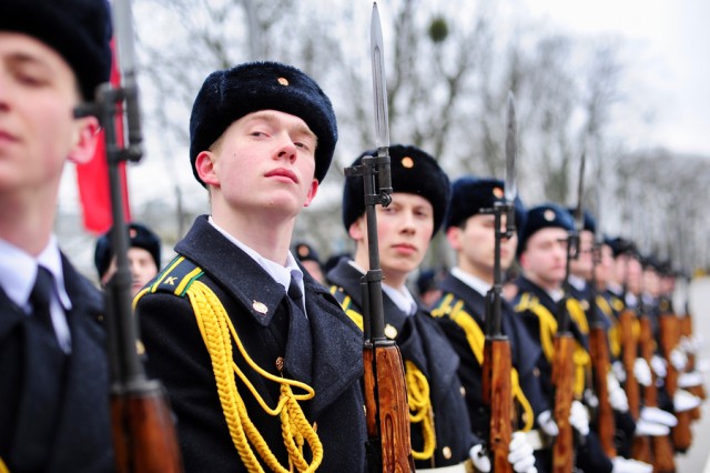 «В память о героях»: в Калининграде возложили цветы к мемориалу 1200 воинам-гвардейцам (фото)