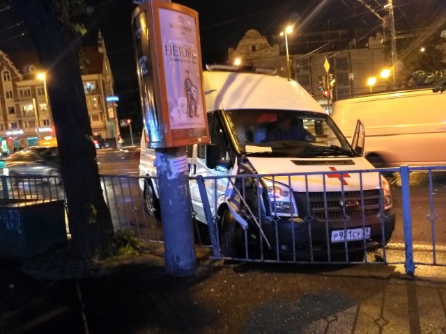 Очевидцы: В Калининграде машина скорой помощи врезалась в забор после столкновения с БМВ (фото)
