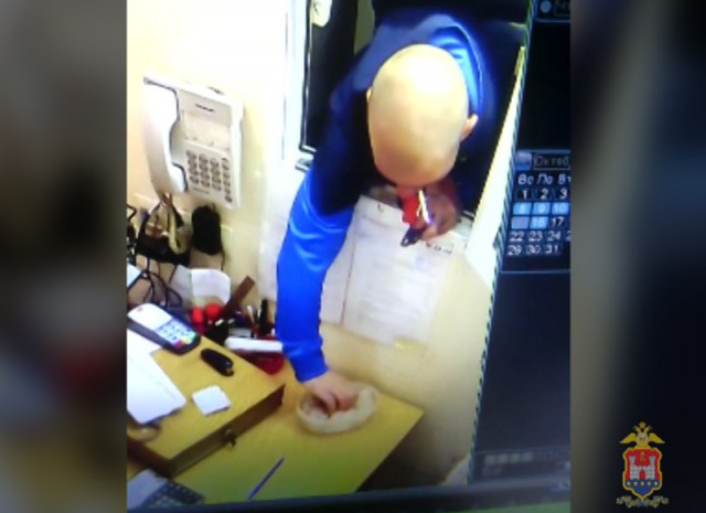 Калининградец через окно похитил дневную выручку общественной бани (видео)