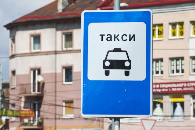 Очевидцы: На ул. Озерова в Калининграде таксист сбил девушку