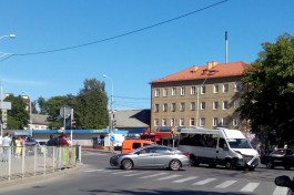 На ул. Гагарина в Калининграде столкнулись легковушка и маршрутное такси