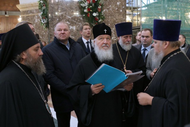 «С крестом в руке»: патриарху показали миниатюры памятника князю Владимиру в Калининграде