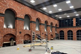 «Кирпичная эстетика»: в главном корпусе БФУ обновляют актовые залы и фойе по проекту Сарница (фото)