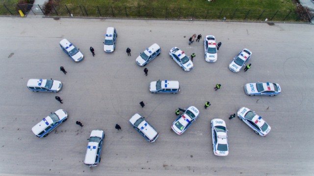 В Калининграде выстроили гигантскую цифру 8 из полицейских автомобилей (фото, видео)