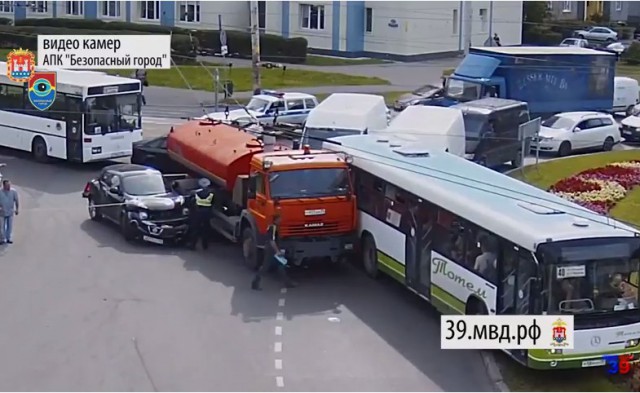 «Велосипедист-лётчик, большегрузы и занос»: полиция опубликовала вторую подборку августовских ДТП в Калининграде (видео)