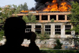 «Клубы дыма и крыша в огне»: как тушили пожар в здании рядом с бывшим СПИ-РВВК в Калининграде (фото)