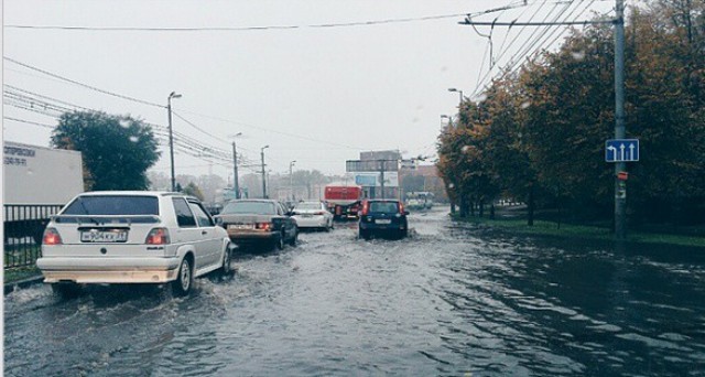 Из-за сильного дождя в Калининграде подтопило несколько улиц (фото)