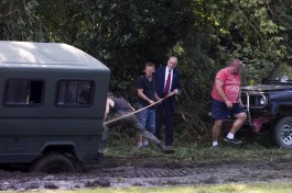 Жителям польской деревни пришлось доставать из грязи машину министра обороны (фото)
