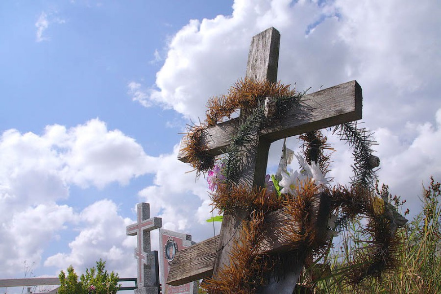 На кладбище в Полесском районе школьники разрушили 30 могил
