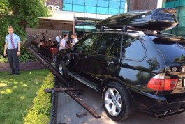 На тротуар у ТЦ «Европа» выехал BMW X5 и снёс скамейку