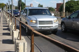 Из-за аварии на теплотрассе ограничили движение по мосту на ул. Суворова в Калининграде