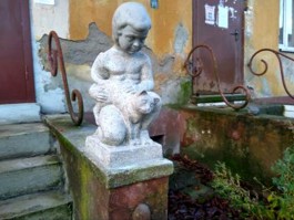 В Калининграде отреставрировали испорченную вандалами скульптуру «Ребёнок с кошкой»