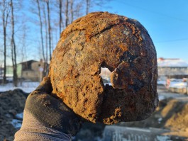 В Калининграде при реконструкции улицы Катина нашли две каски с черепами (фото)