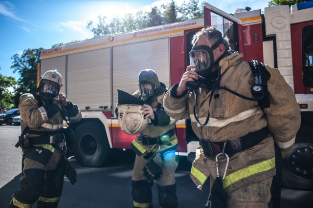 В Гусеве пожарные спасли из горящей квартиры двух взрослых и двух детей
