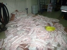 Контрабандист пытался ввезти в Калининградскую область 1,5 тонны сала в тайниках «Мерседеса» (фото)