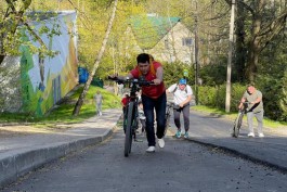 Алиханов с чиновниками протестировали недостроенную велодорожку от Куршской косы до Приморья