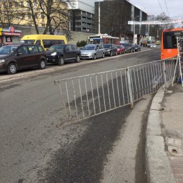 Сломанный забор перегородил дорогу в центре Калининграда