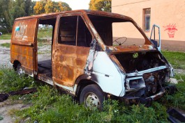 Микроавтобус вспыхнул во время движения на ул. Судостроительной в Калининграде