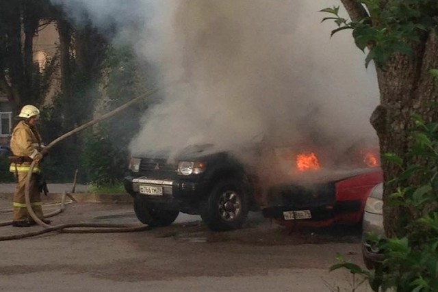 За «Якиторией» на ул. Леонова загорелись два автомобиля  (видео)