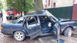 В Черняховске водитель «Ауди» без прав въехал в дерево