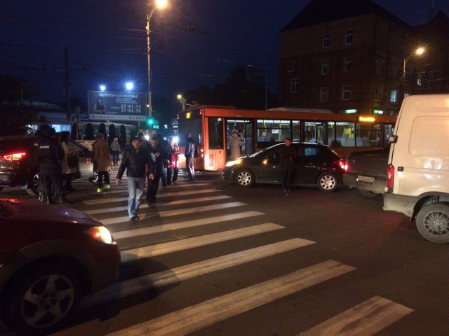 В центре Калининграда столкнулись две легковушки и автобус: движение затруднено