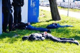 «Лицом на землю»: на площади Василевского силовики задержали троих мужчин