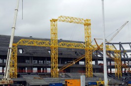 На стройку стадиона к ЧМ-2018 в Калининграде привезли элементы металлоконструкций для крыши (фото)