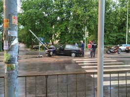 На ул. Гагарина в Калининграде БМВ вылетел на разделитель и врезался в столб