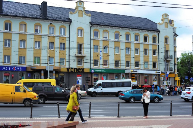 С отремонтированного дома в центре Калининграда спилили кованые решётки