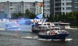 В Калининграде болельщики «Зенита» прокатились на катерах по Преголе с фаерами и флагами 