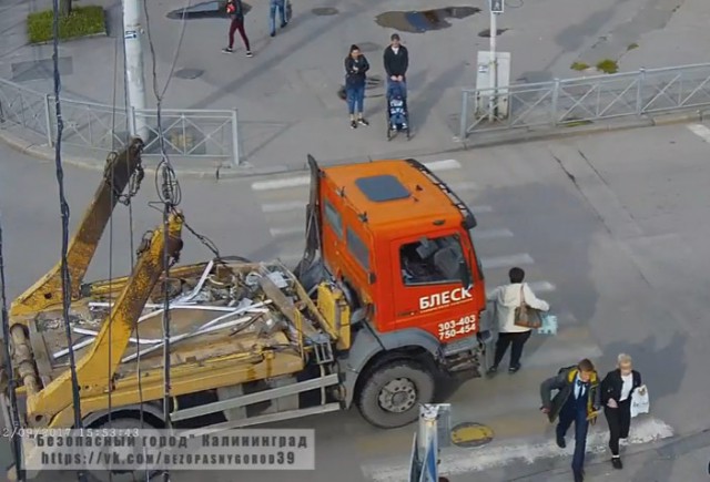 «Безопасный город» опубликовал видео двух ДТП с участием пешеходов на Ленинском проспекте (видео)