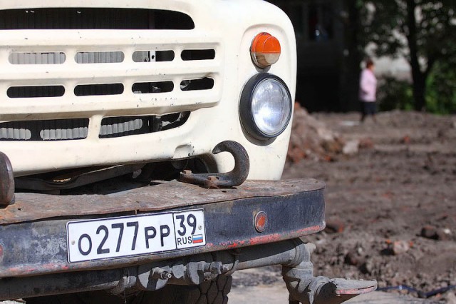 В Калининграде водитель грузовика упал в котлован