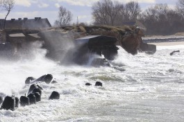 Учёный объяснил, почему волны размыли берегозащитные сооружения на Балтийской косе