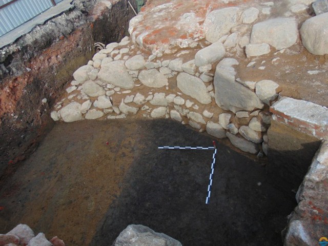 Археологи обнаружили фундаменты башен западного флигеля Королевского замка (фото)