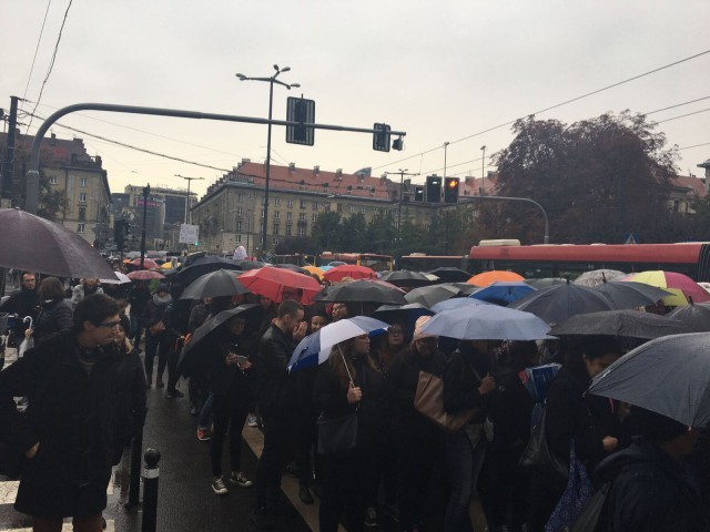 «Тысячи зонтов»: как женщины в Польше выступили против запрета абортов (видео)