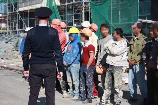 На стройках в Калининграде полицейские задержали 11 мигрантов-нарушителей (фото)