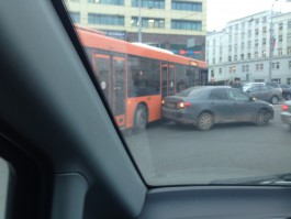 На площади Победы в Калининграде столкнулись «Тойота» и пассажирский автобус (видео)