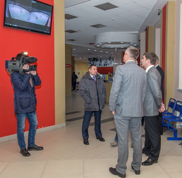 Алексей Семёнов и Игорь Белоус осматривают систему видеотрансляции