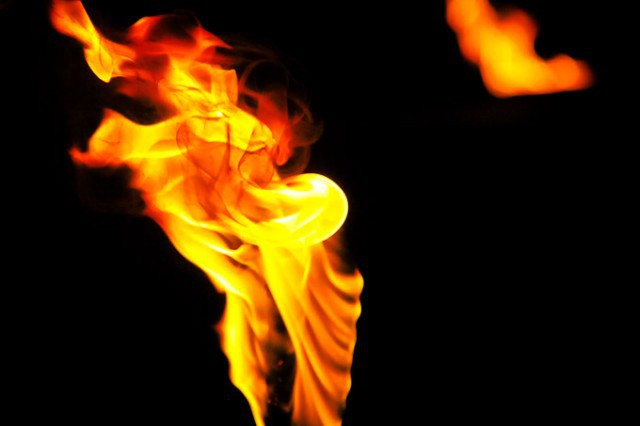 Рано утром в Янтарном горели два «Ленд Крузера»