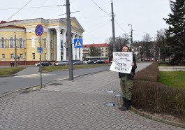 Калининградец провёл одиночный пикет против сноса ангаров на Балткосе и метеослужбы Девау