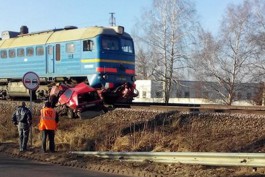 На ж/д переезде в Озерках поезд протаранил автомобиль: двое погибших