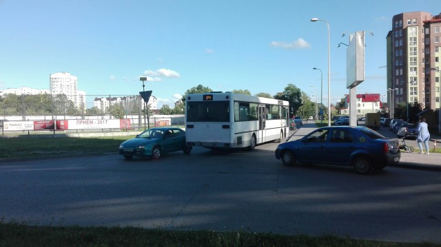 На перекрёстке улиц Артиллерийской и Аэропортной столкнулись автобус и легковушка