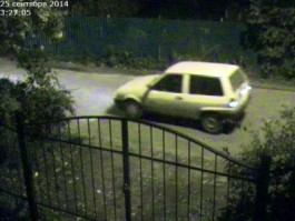 Калининградская полиция разыскивает поджигателя машин на старом «Фольксвагене-Поло»