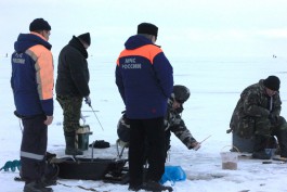 Спасатели обнаружили на льду Куршского залива 400 рыбаков-любителей