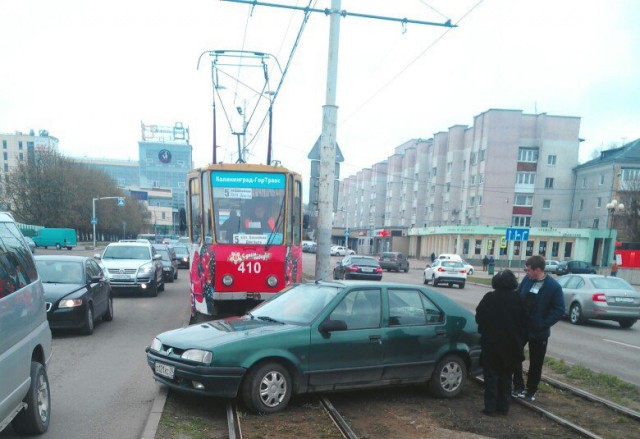 На ул. Шевченко в Калининграде «Рено» вылетел на трамвайные пути после ДТП