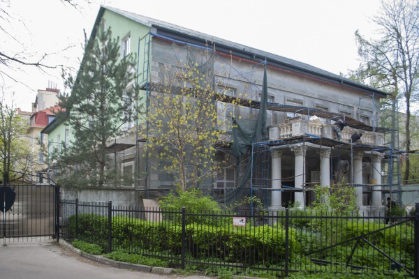«Фальц, маскароны и новый декор»: как восстанавливают старинный особняк с колоннами на улице Леонова в Калининграде (фото)