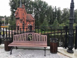 На Высоком мосту в Калининграде установили скамейки и урны