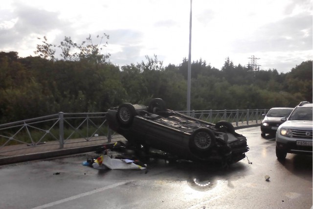 Очевидцы: На выезде из Зеленоградска перевернулась легковушка, двое пострадавших