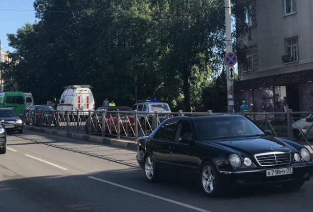 Очевидцы: На ул. Горького в Калининграде в результате ДТП автомобиль вылетел с дороги